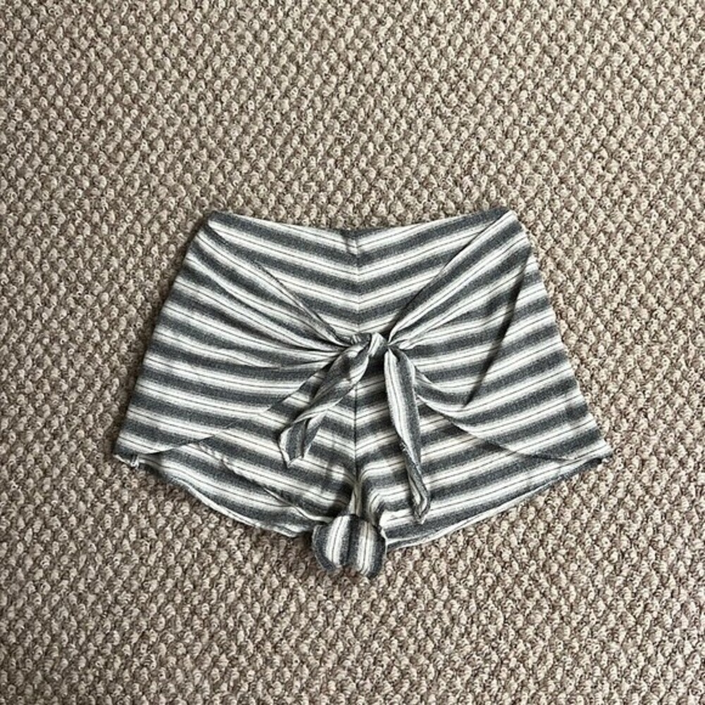 Aqua Women's Horizontal Striped Grey and White Shorts with Tie Front Size: XS